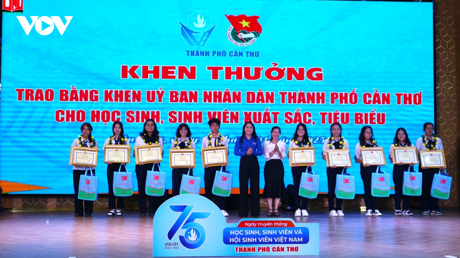 Cần Thơ: Trao phần thưởng đặc biệt cho nhiều học sinh, sinh viên